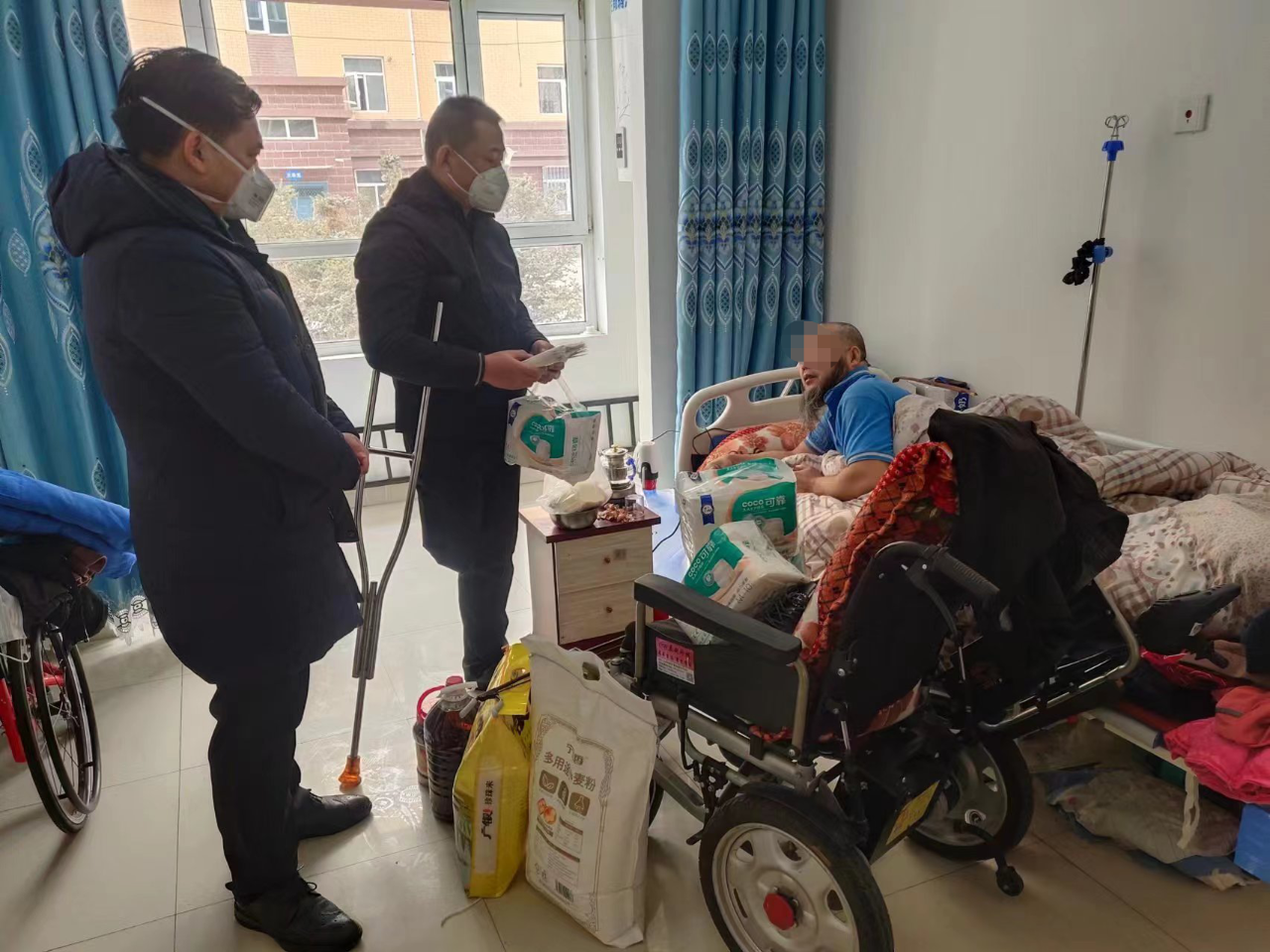 图为走访慰问特殊困难残疾人家庭